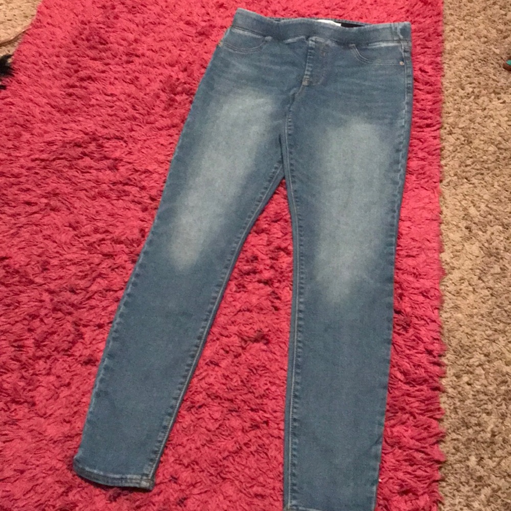 Blue loopless jeans